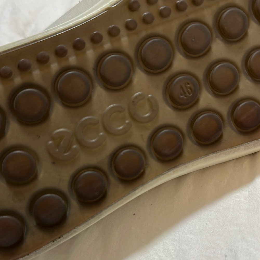 Ecco Cream Sneakers with Textured Leather and Lace-Up Design - Picture 4 of 4